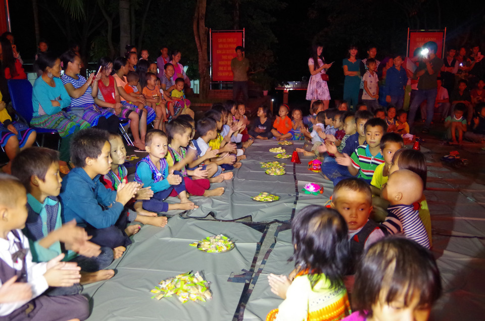 老街省为贫困儿童举行欢度中秋节活动。（图片来源：越通社）