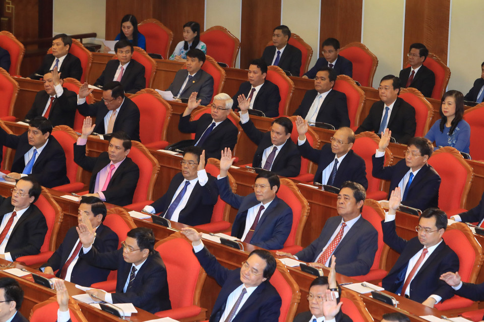 出席越共第十二届中央委员会第六次会议的代表进行表决。（图片来源：越通社）