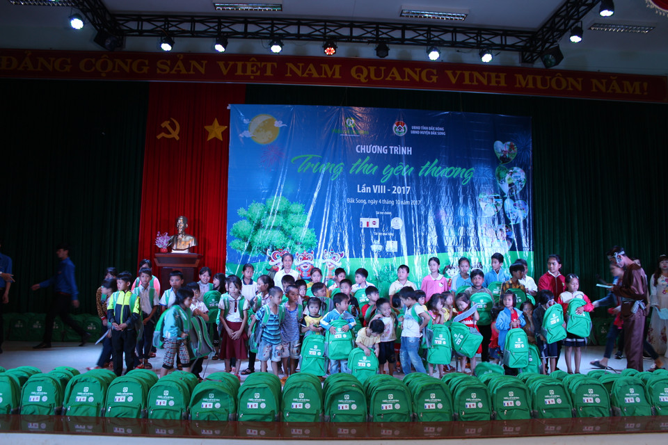 岘港市为贫困儿童举行欢度中秋节活动。（图片来源：越通社）