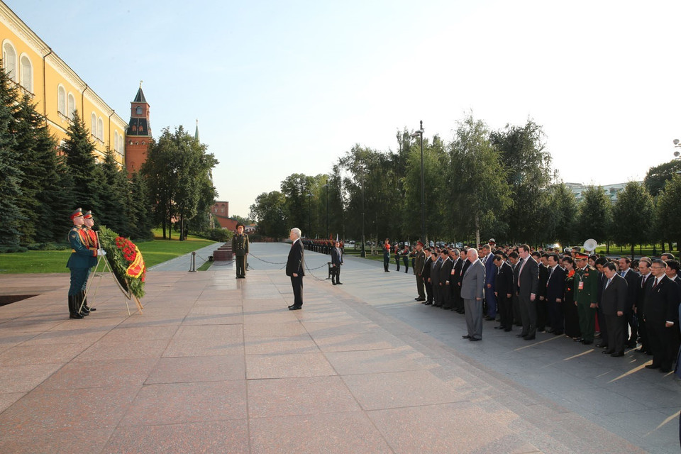 阮富仲总书记前往莫斯科无名烈士纪念碑敬献花圈。越通社记者 智勇 摄