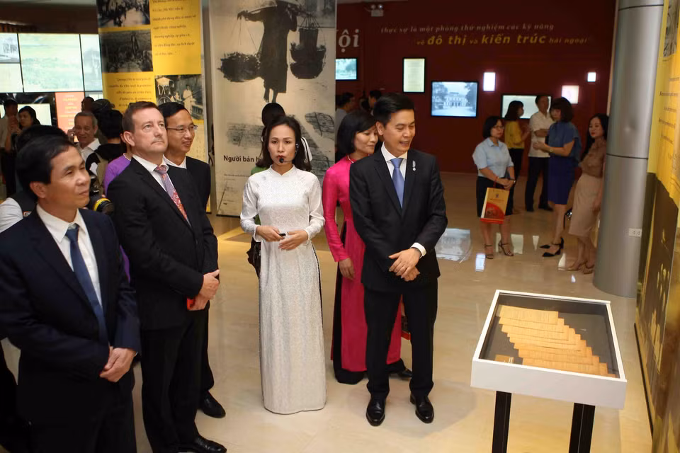 参观者参观展会。（图片来源：越通社） 