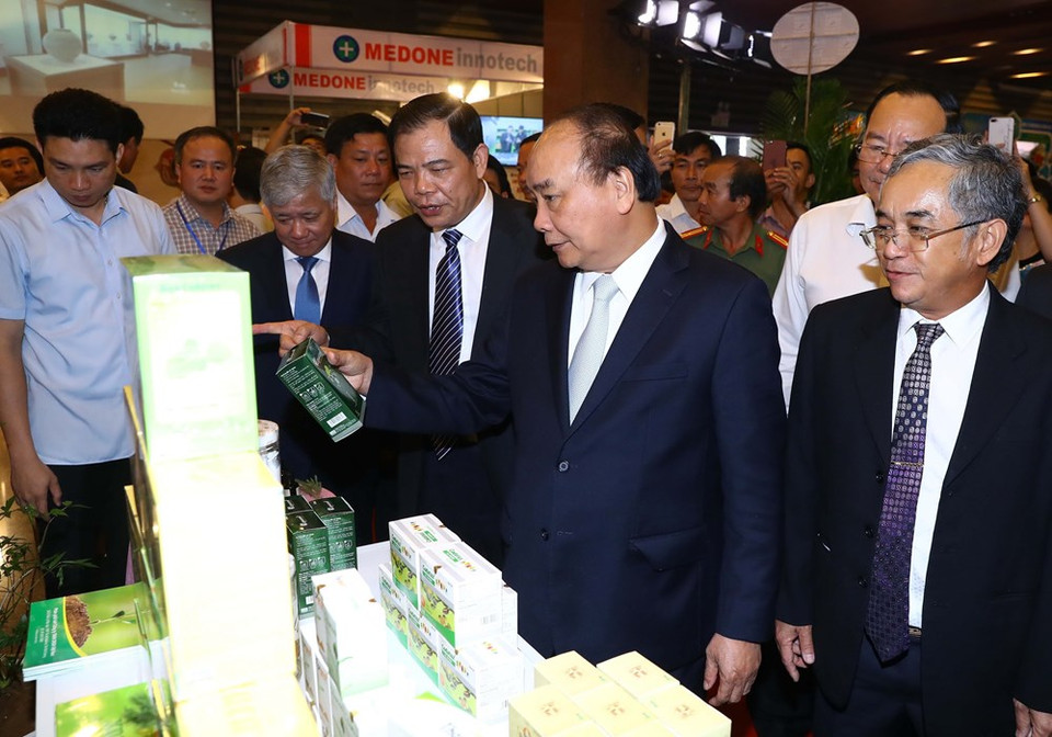 越南政府总理阮春福和与会代表参观产品展区。越通社记者 统一 摄