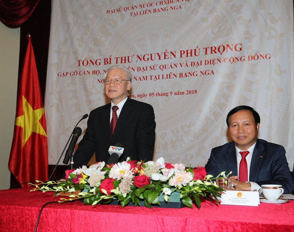 越共中央总书记阮富仲与越南驻俄罗斯大使馆全体干部人员进行交流。越通社记者 智勇 摄