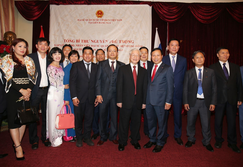阮富仲总书记与越南驻俄罗斯大使馆全体干部人员合影。越通社记者 智勇 摄