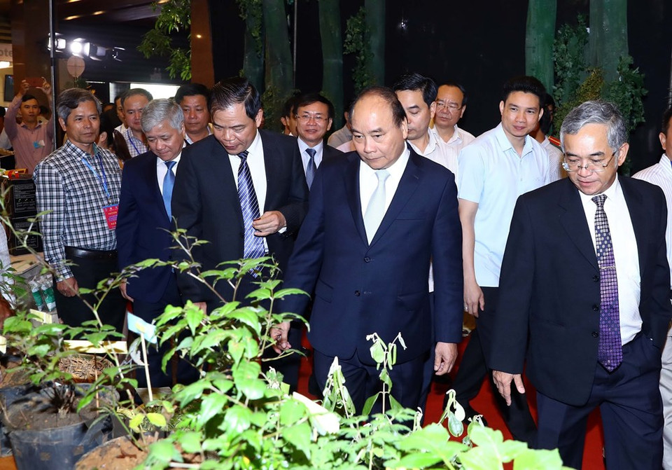 越南政府总理阮春福和与会代表参观产品展区。越通社记者 统一 摄