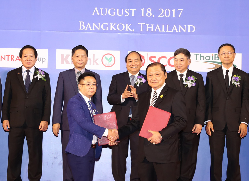 阮春福与泰国副总理巴津出席越泰两国企业合作协议的签字仪式。（图片来源：越通社）