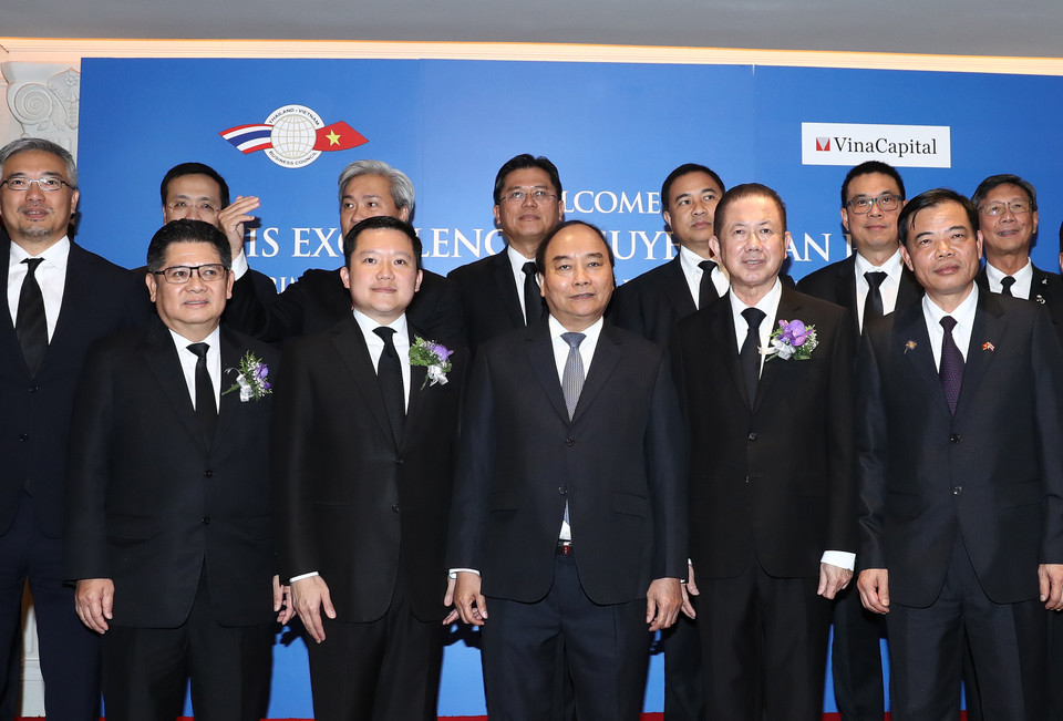 ​阮春福与泰国个大型集团领导代表合影。（图片来源：越通社）