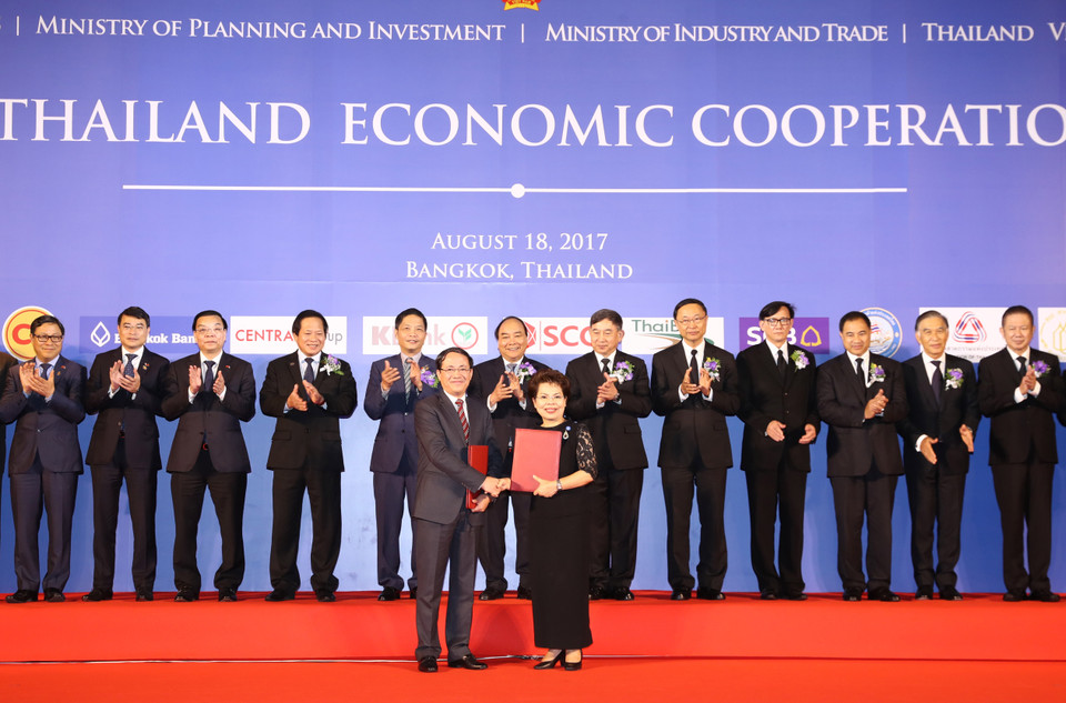 ​阮春福与泰国副总理巴津出席越泰两国企业合作协议的签字仪式。（图片来源：越通社）