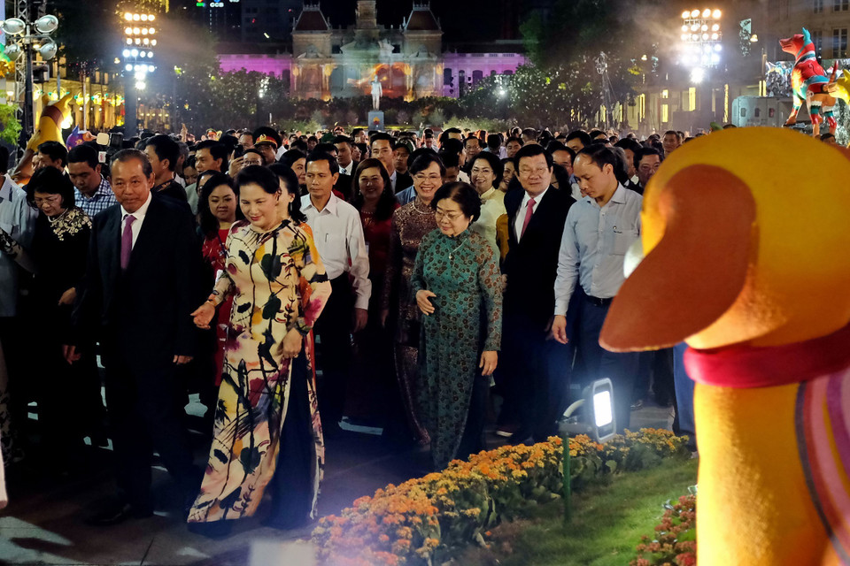 2月13日（农历十二月廿八），以“让渴望飞得更远”为主题的2018戊戌年阮慧花街正式开街迎客。越通社记者 芳薇 摄