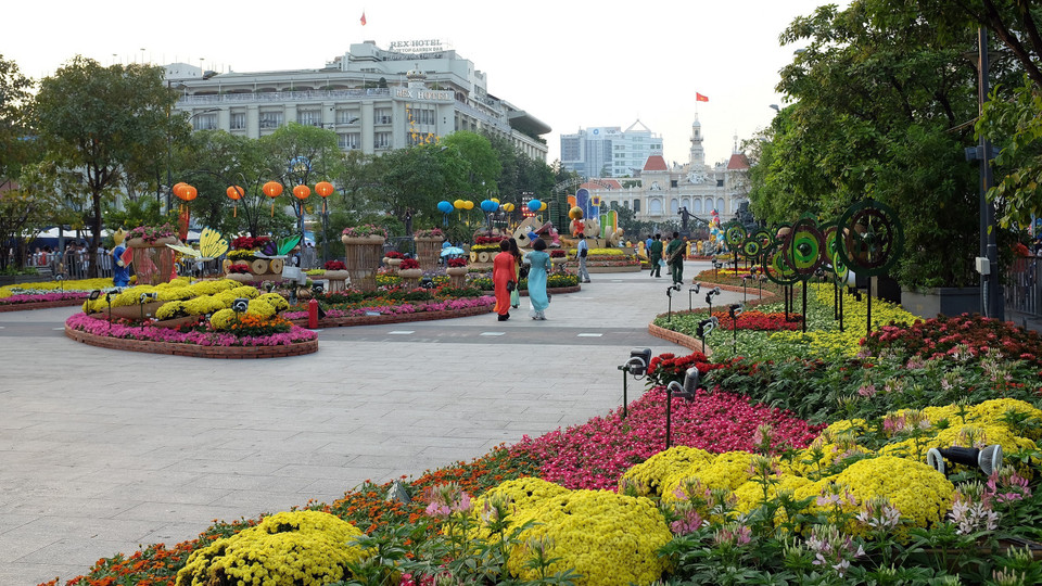 2月13日（农历十二月廿八），以“让渴望飞得更远”为主题的2018戊戌年阮慧花街正式开街迎客。越通社记者 芳薇 摄