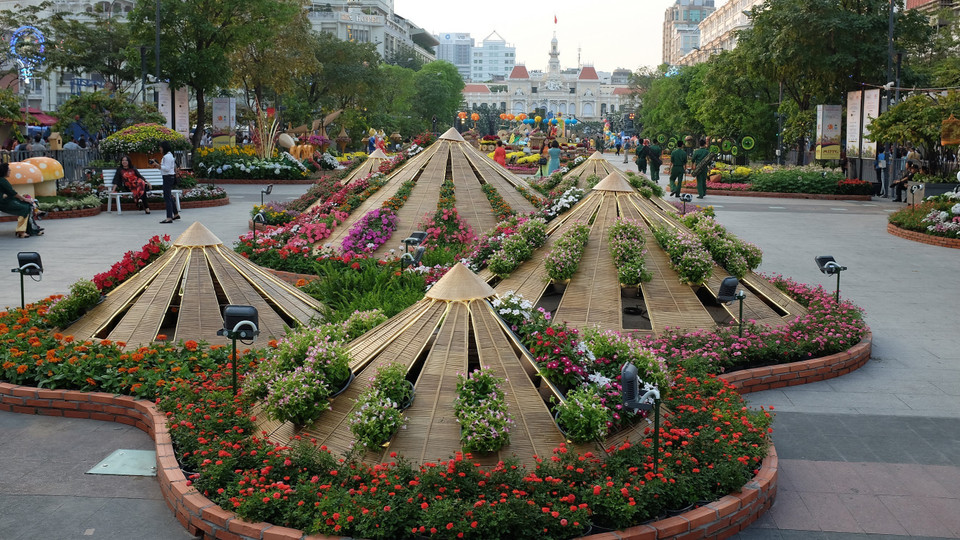 2月13日（农历十二月廿八），以“让渴望飞得更远”为主题的2018戊戌年阮慧花街正式开街迎客。越通社记者 芳薇 摄