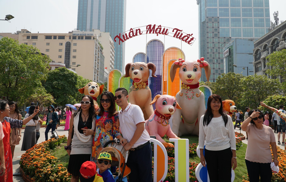 2月13日（农历十二月廿八），以“让渴望飞得更远”为主题的2018戊戌年阮慧花街正式开街迎客。越通社记者 芳薇 摄