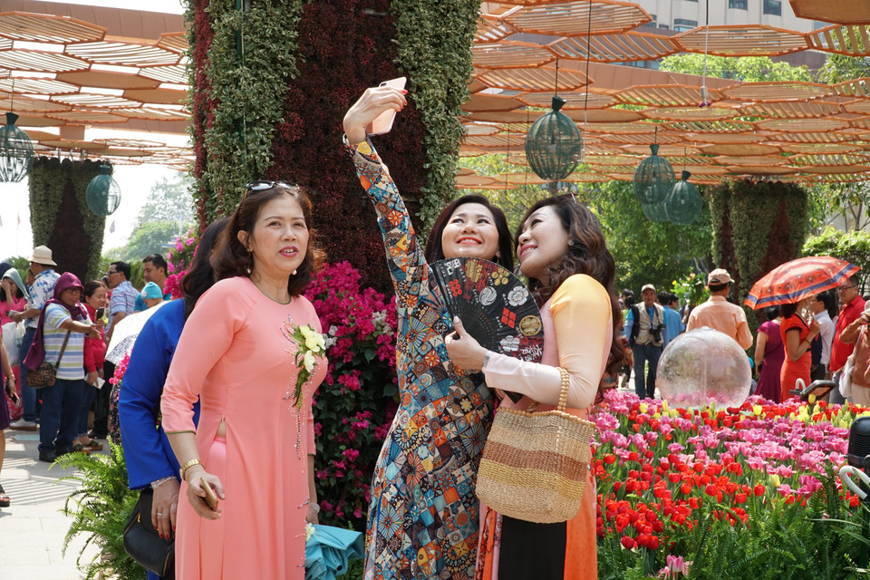 2月13日（农历十二月廿八），以“让渴望飞得更远”为主题的2018戊戌年阮慧花街正式开街迎客。越通社记者 芳薇 摄