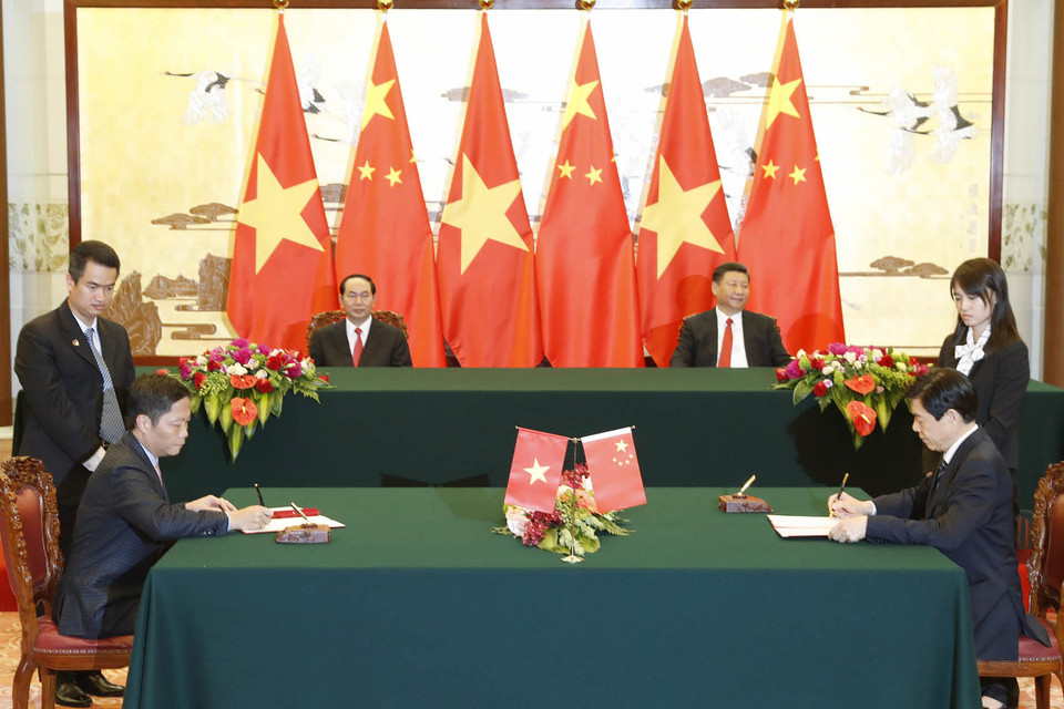 陈大光与习近平共同见证了两国各部门5项合作文件的签署。（图片来源：越通社）