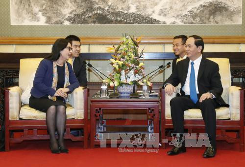 国家主席陈大光（右）会见中国华为集团董事长孙亚芳。（图片来源：越通社）