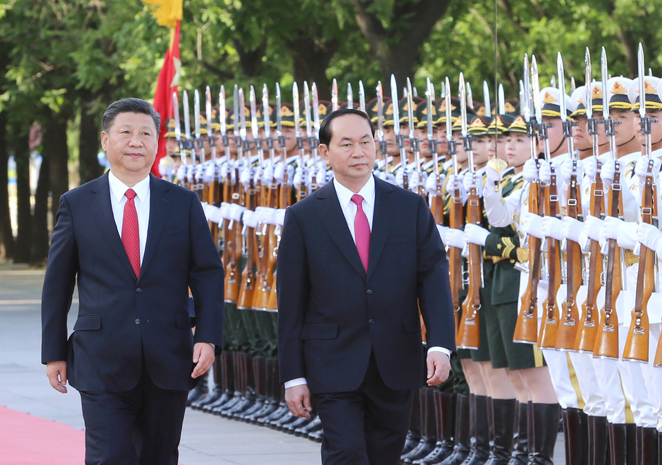 会谈前，习近平在人民大会堂东门外广场为陈大光举行欢迎仪式。（图片来源：越通社）