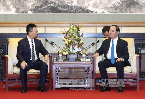 国家主席陈大光（右）会见中国华夏幸福公司总裁赵红静。（图片来源：越通社）