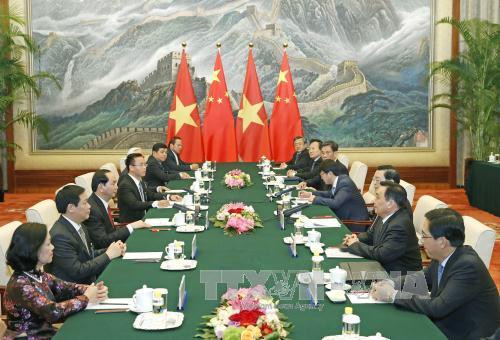 国家主席陈大光（左）会见中国全国人大常委会委员长张德江。（图片来源：越通社）