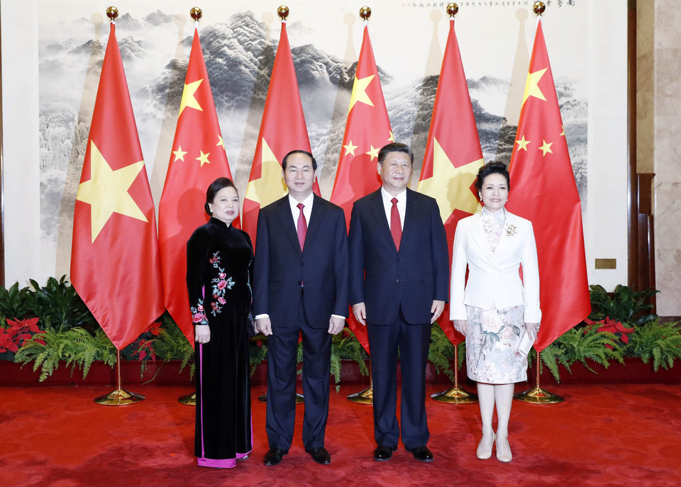 习近平和夫人彭丽媛同陈大光夫妇合影。（图片来源：越通社）