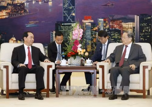 国家主席陈大光（左）会见中国全国政协主席俞正声。（图片来源：越通社）