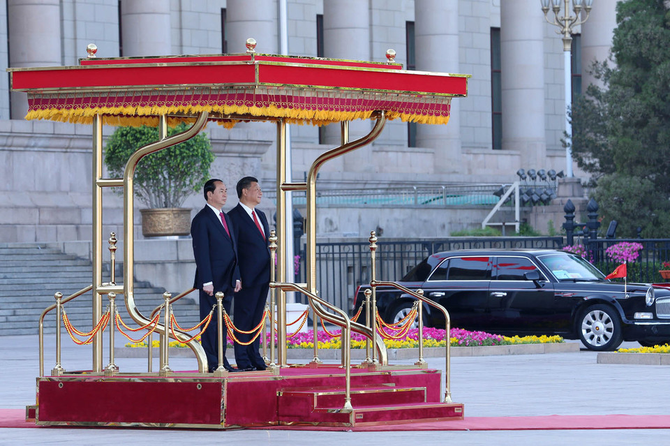 会谈前，习近平在人民大会堂东门外广场为陈大光举行欢迎仪式。（图片来源：越通社）