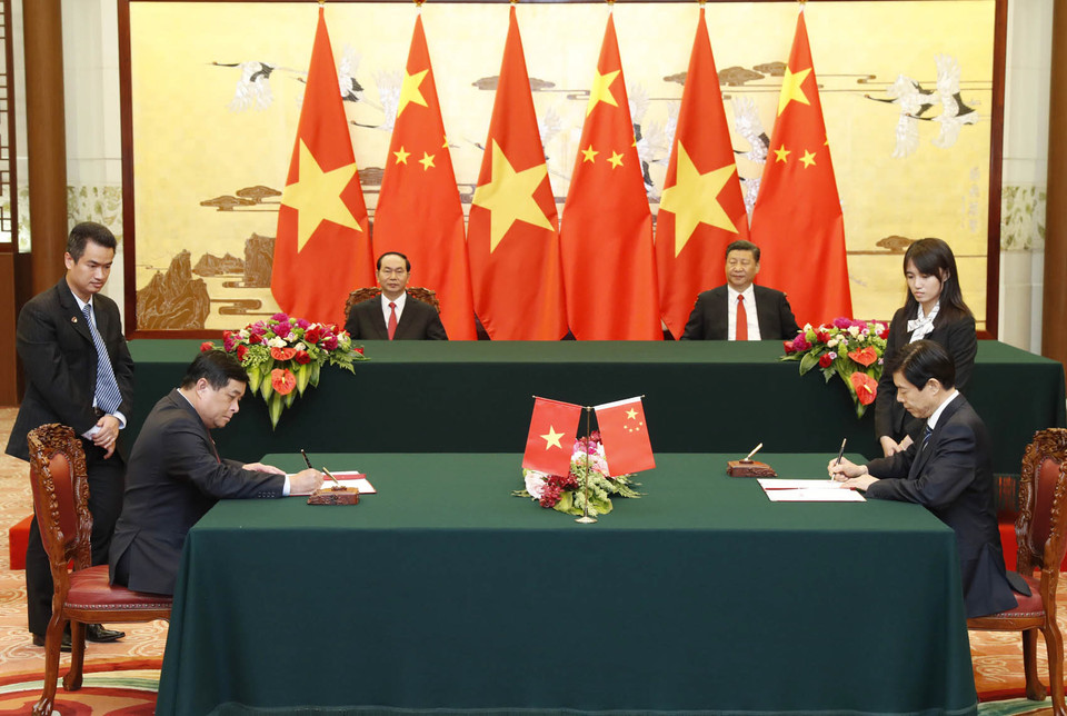 陈大光与习近平共同见证了两国各部门5项合作文件的签署。（图片来源：越通社）