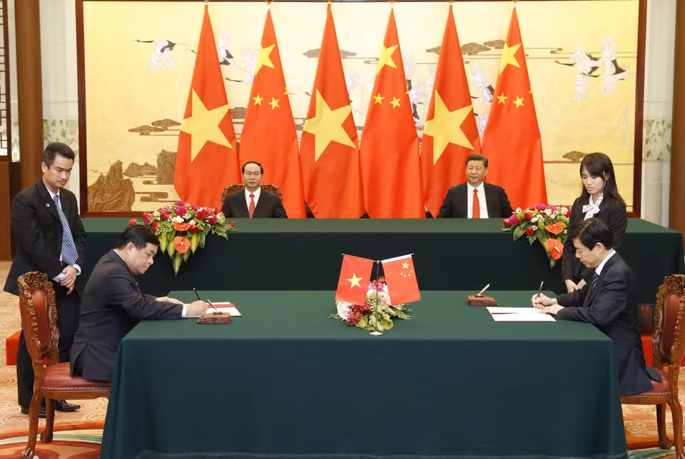 陈大光与习近平共同见证了两国各部门5项合作文件的签署。（图片来源：越通社）