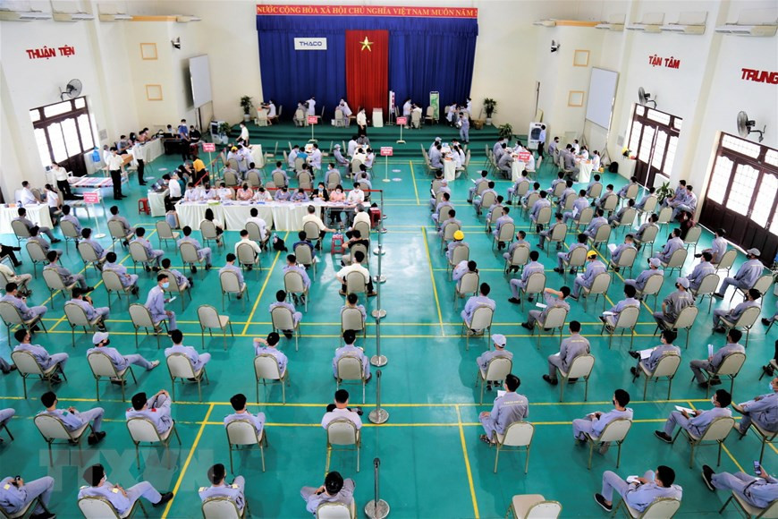 广宁省朱莱港(Chu Lai)工业园区长海汽车公司干部人员接种新冠疫苗。图片来源：越通社