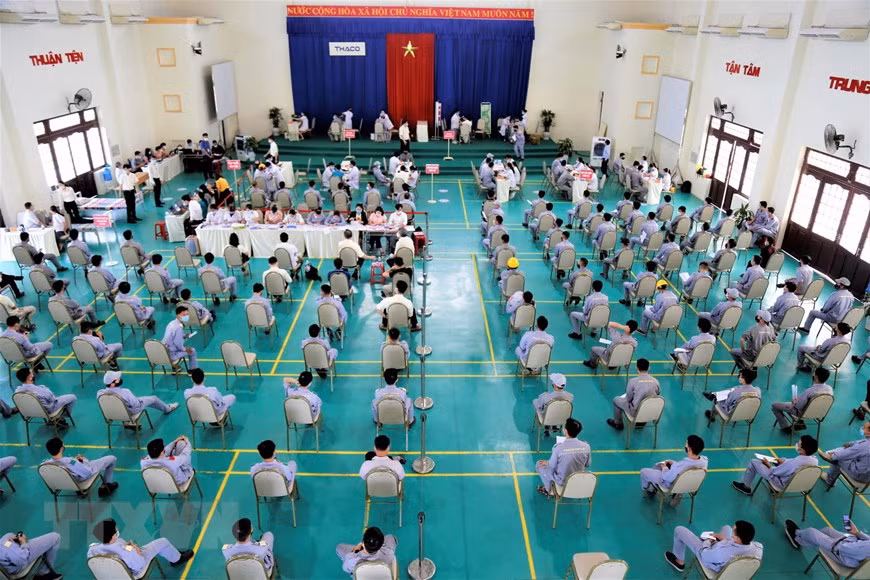 广宁省朱莱港(Chu Lai)工业园区长海汽车公司干部人员接种新冠疫苗。图片来源：越通社