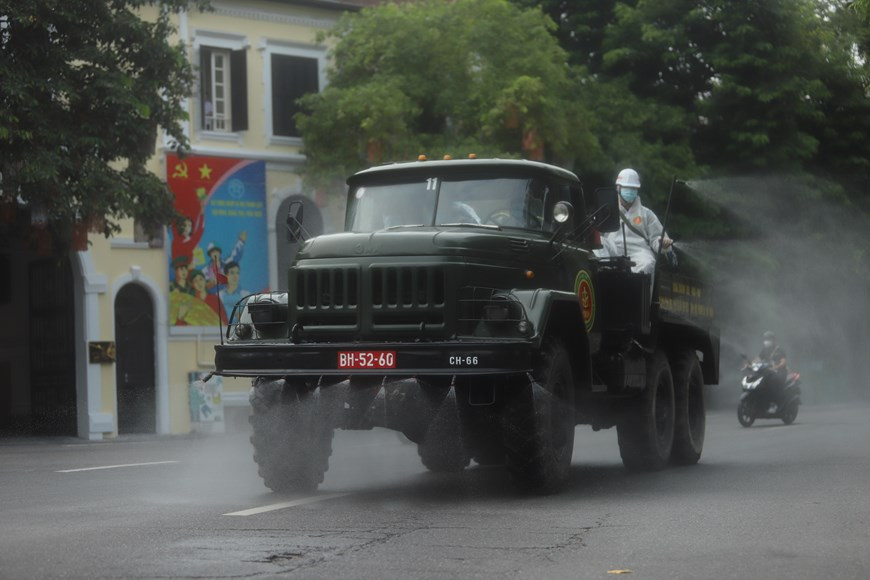 化学兵种力量在还剑郡地区进行喷洒消毒剂。图自Vietnam+