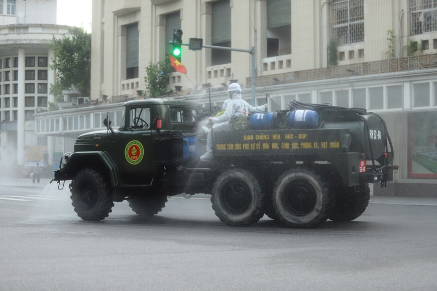 还剑郡人民委员会向人民群众宣传有关消毒工作的信息。图自Vietnam+