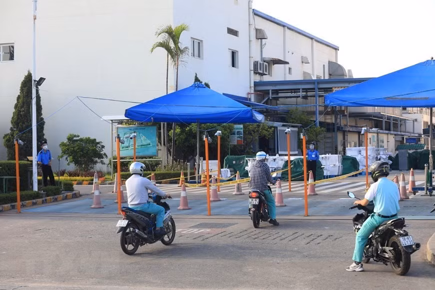 河内市升龙工业区越南东陶公司（TOTO）的工人上班时要按照划分的车道行驶。图片来源：越通社