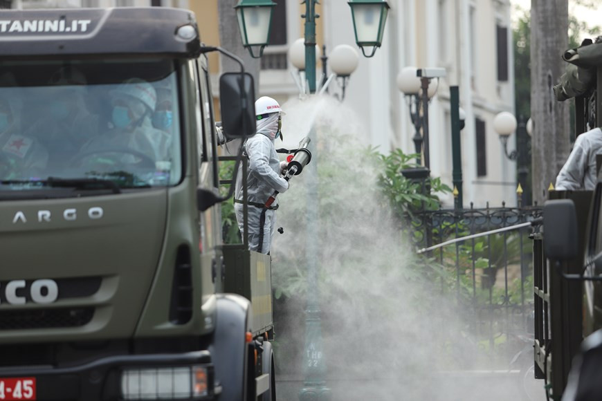 化学兵种力量在还剑郡地区喷洒消毒剂。图自Vietnam+