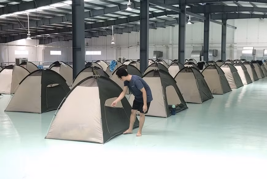 越南Daikan有限公司的工人实行“三个就地”，力争防疫生产两手抓两不误。图片来源：越通社