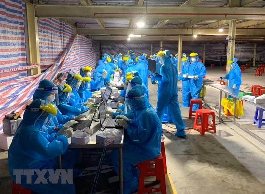 为永隆省工业区工人进行新冠病毒抗体快速检测。图片来源：越通社