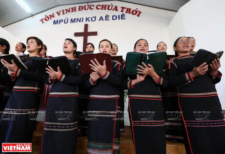 信仰福音教的埃德族人。图自《越南画报》