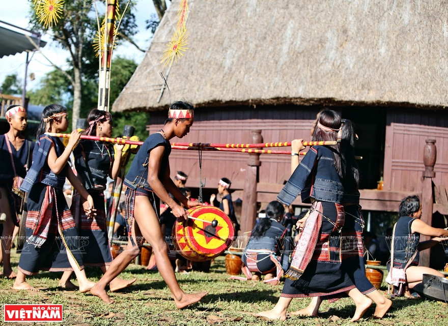 村民一起在龙屋前唱歌和跳舞。图自《越南画报》