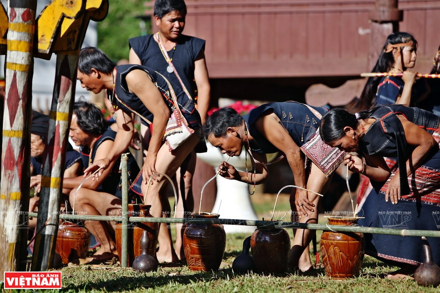 每户家庭还带来一壶酒和一个树干，参加插春竿和、打锣钲和打鼓。图自《越南画报》