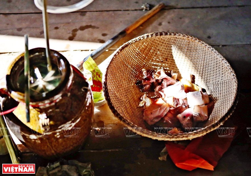 巴拿族新龙屋祭祀仪式的祭品。图自《越南画报》