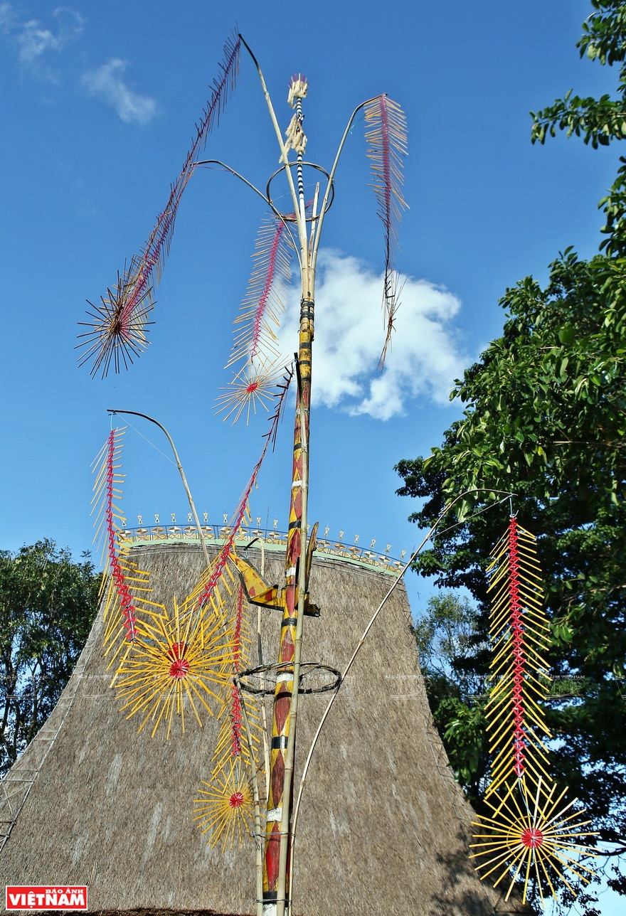 巴拿族龙屋。图自《越南画报》