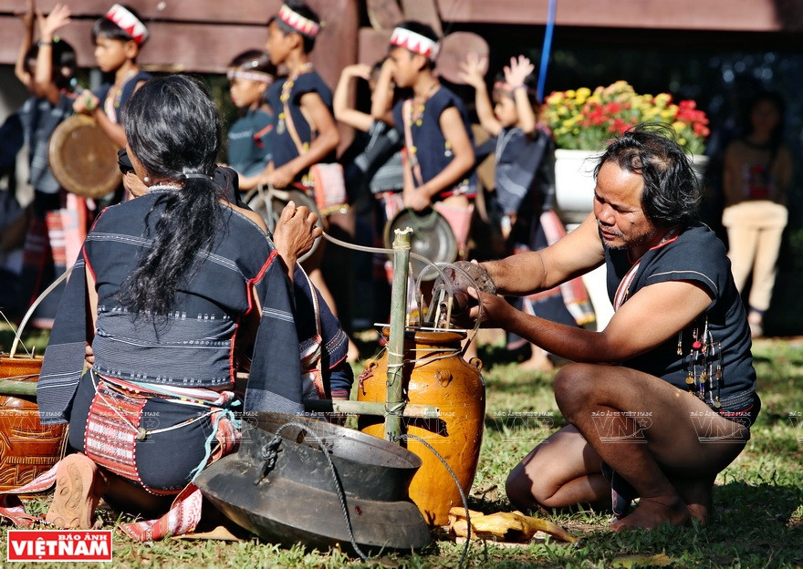 巴拿族新龙屋祭祀仪式。图自《越南画报》