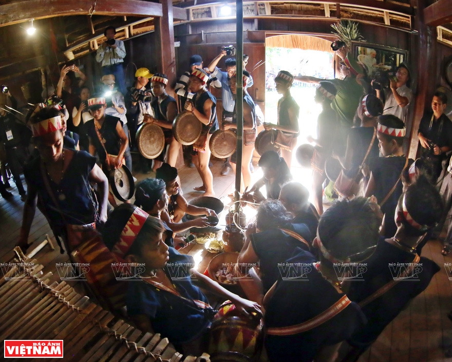 村民一起唱歌和跳舞。图自《越南画报》