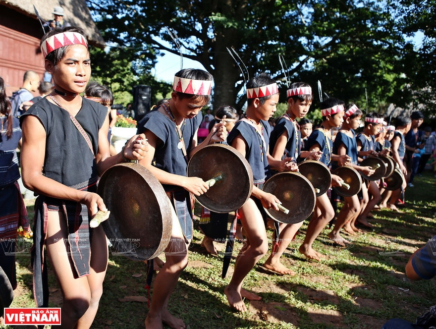 村民一起在龙屋前唱歌和跳舞。图自《越南画报》