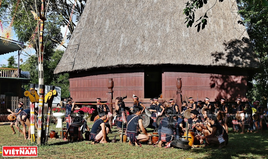 村民一起在龙屋前唱歌和跳舞。图自《越南画报》
