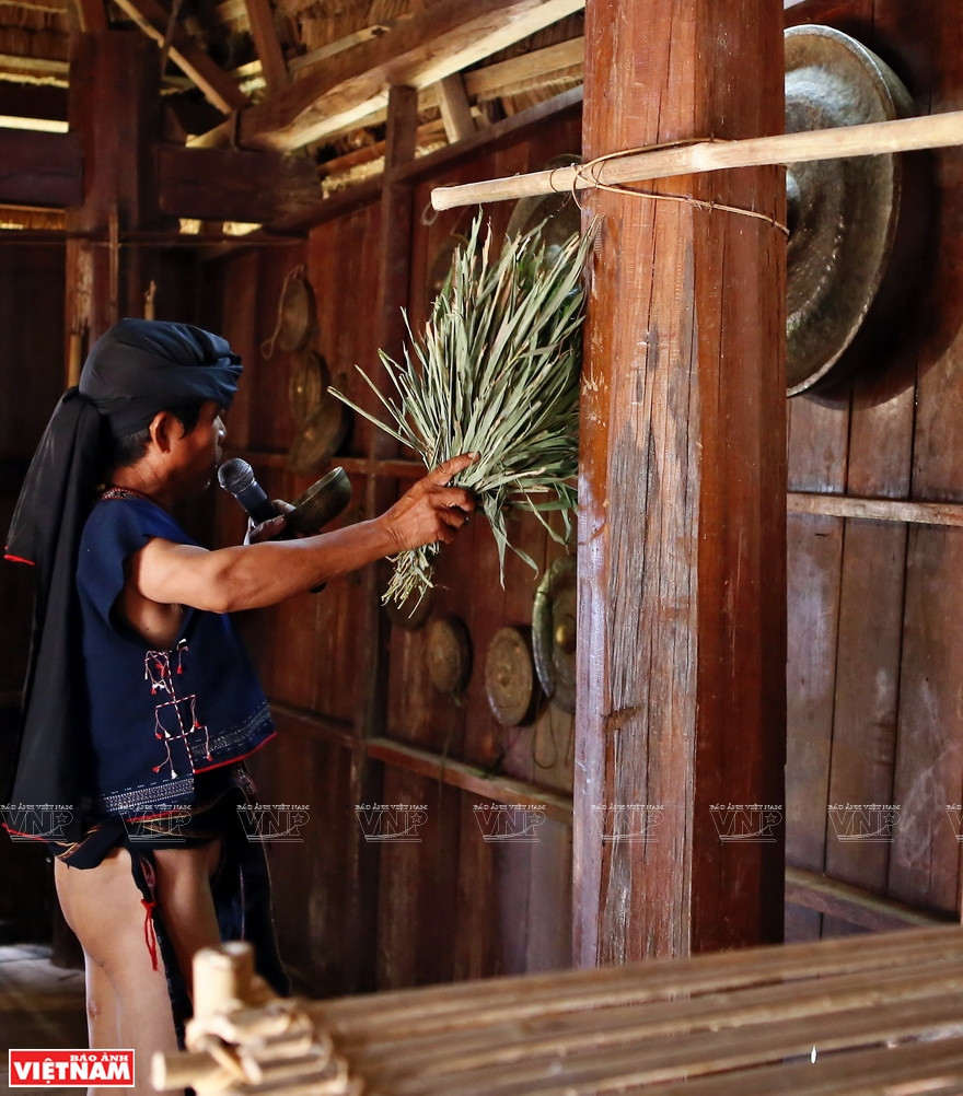 巴拿族新龙屋祭祀仪式。图自《越南画报》