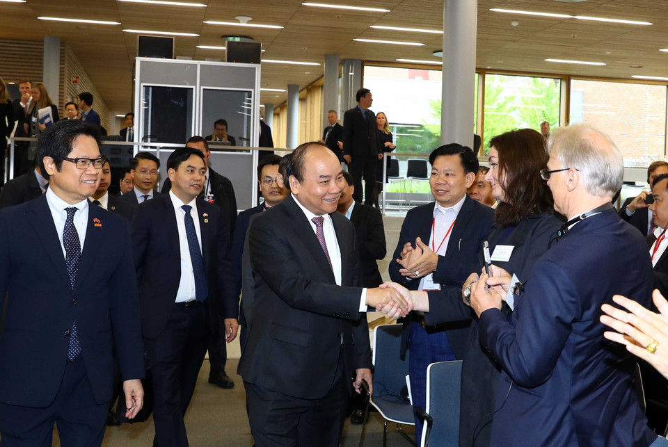 越南政府总理阮春福和出席越南-挪威企业论坛的代表。图自越通社