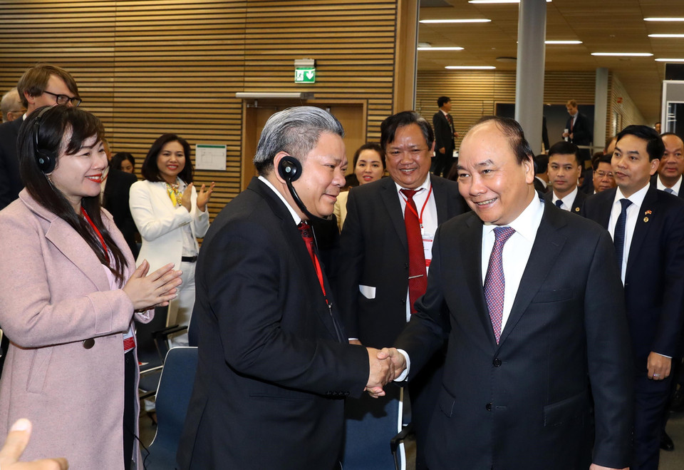 越南政府总理阮春福和出席越南-挪威企业论坛的代表。图自越通社