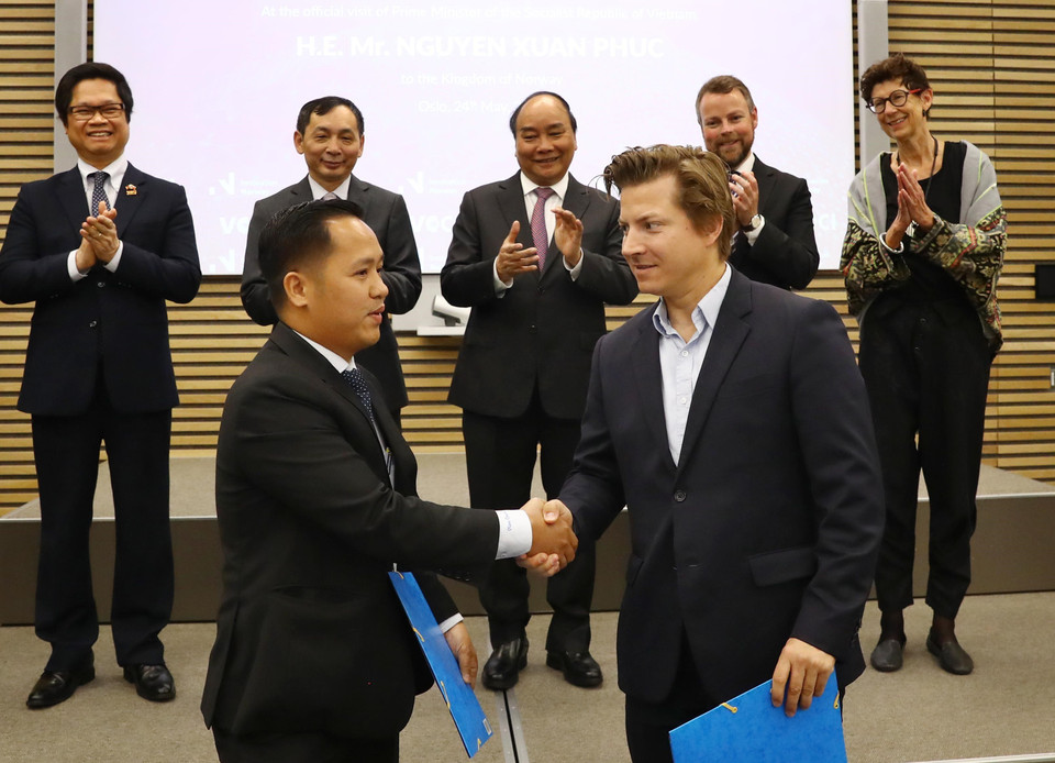 越南政府总理阮春福出席越南与挪威企业合作协议签字仪式。图自越通社