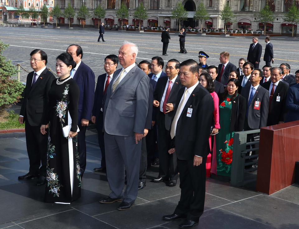 越南政府总理阮春福前往俄罗斯列宁墓向列宁献上花圈。图自越通社