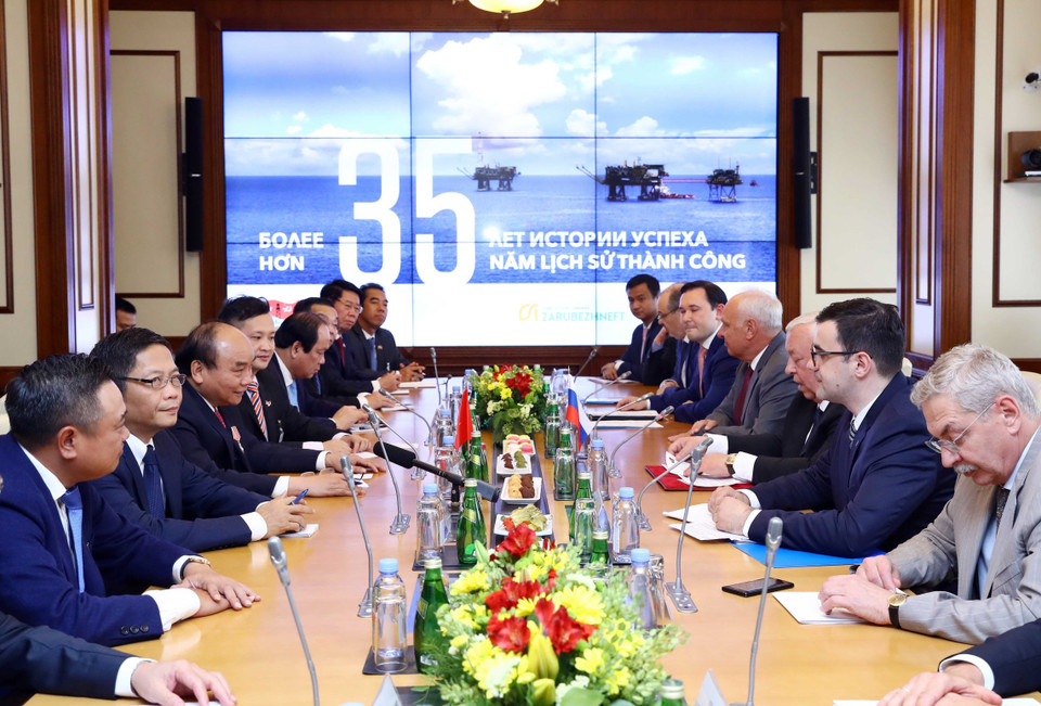 越南政府总理阮春福与俄罗斯海外石油公司（Zarubezneft）领导举行工作会谈。图自越通社